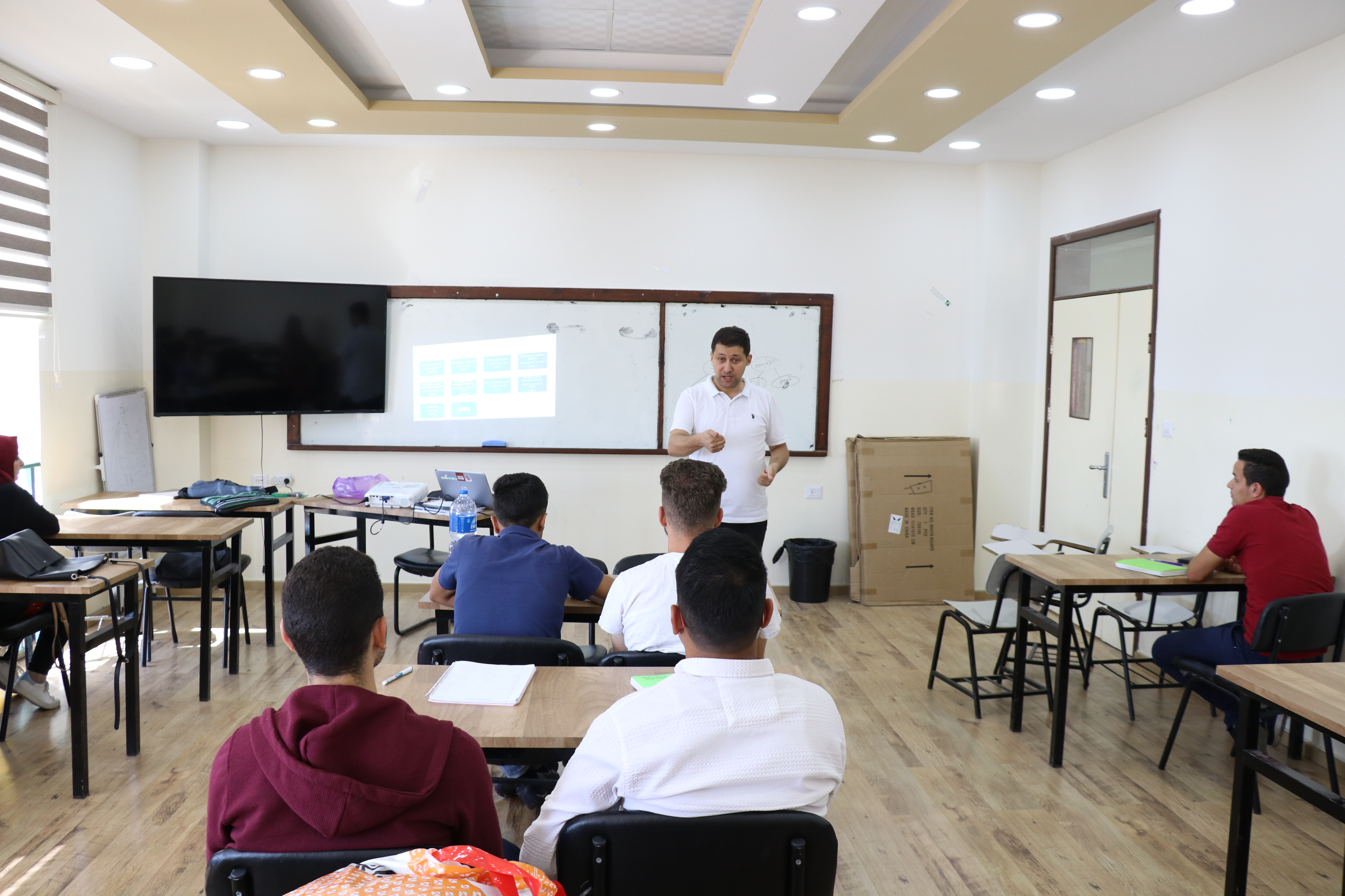 Palestine Polytechnic University (PPU) -  كلية المهن التطبيقية تعقد محاضره عملية  لطلبتها بعنوان " العمل المستقل من وحي تجاربه الشخصية."