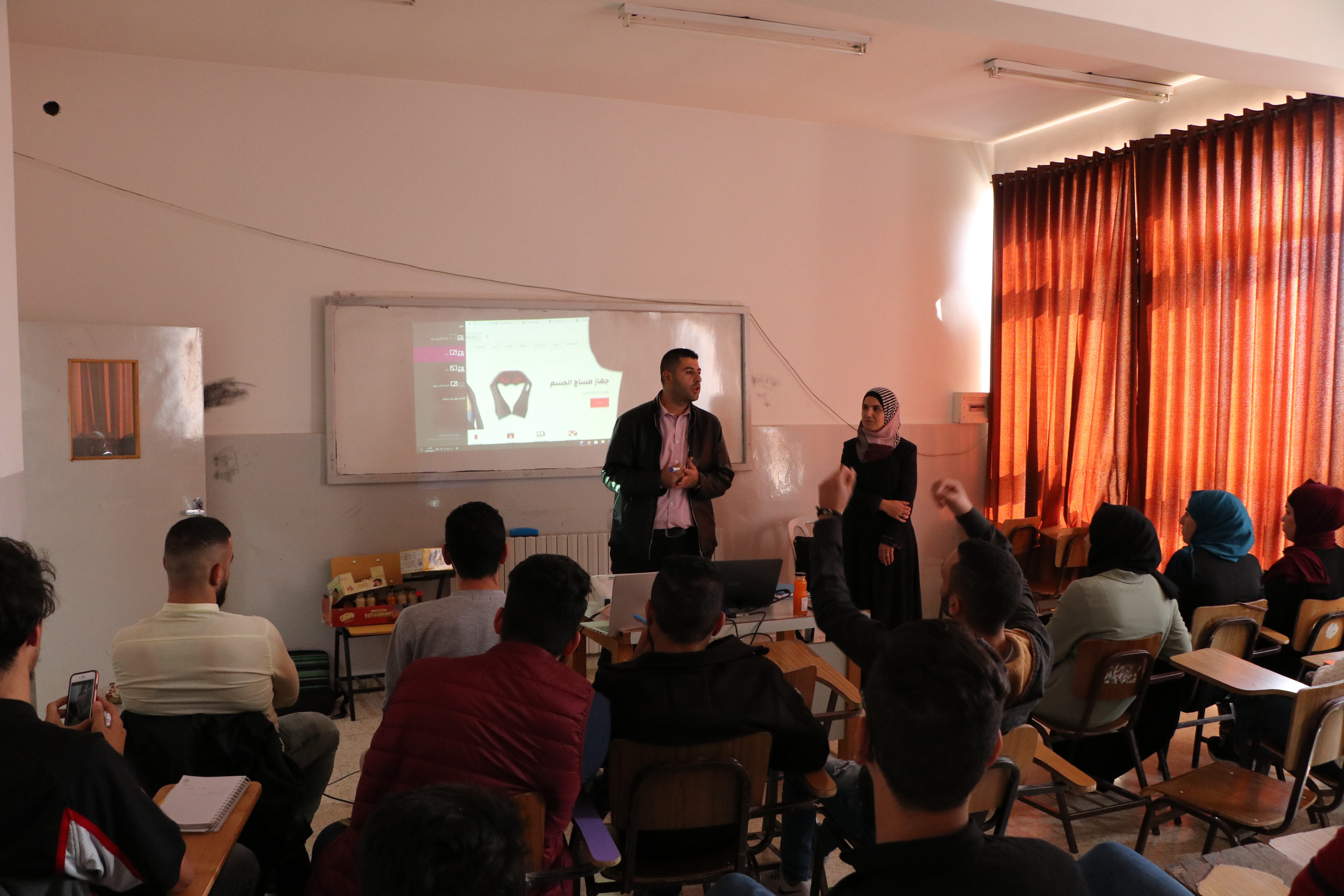 Palestine Polytechnic University (PPU) - كلية المهن التطبيقية تسضيف مؤسس مشروع online mall