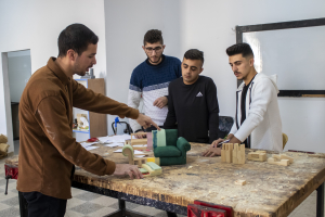  مشغل النجارة والدهان والتنجيد