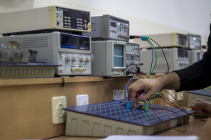 مختبر الدوائر الكهربائية مختبر الدوائر الكهربائية