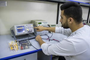 مختبرالآلات والكترونيات السيارات الهجينة