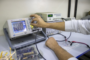 مختبرالآلات والكترونيات السيارات الهجينة