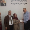 Palestine Polytechnic University (PPU) - الطالبة عروب زهدي سلهب بتقديم درع تذكاري إلى عميد كلية المهن التطبيقية